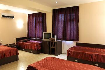 Фото номера Четырехместный номер Отель Hotel Diplomat Park г. Луковит 3